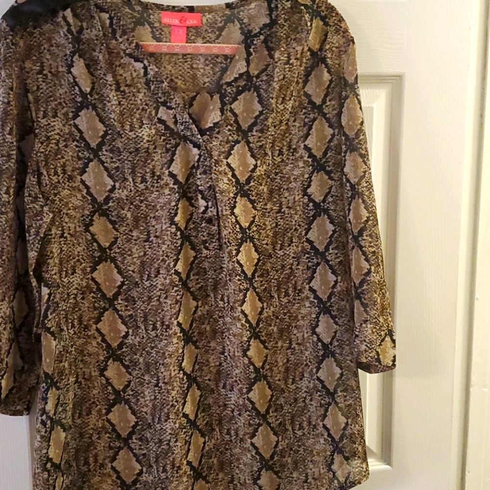 Mix & Co. neutral snakeskin print blouse
